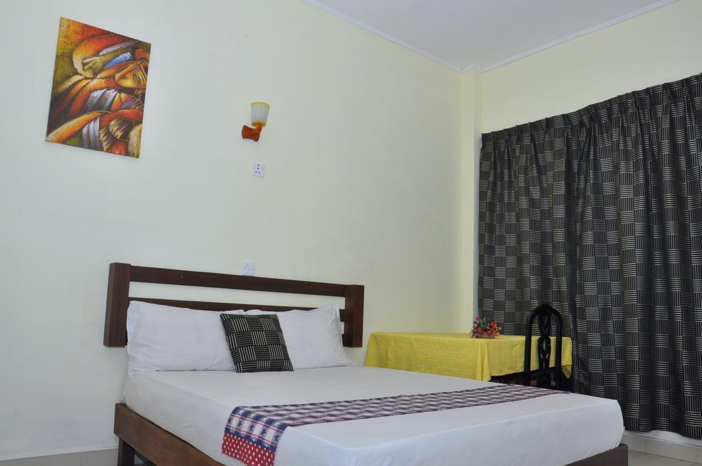 Blumarine Guest House Negombo Habitación foto